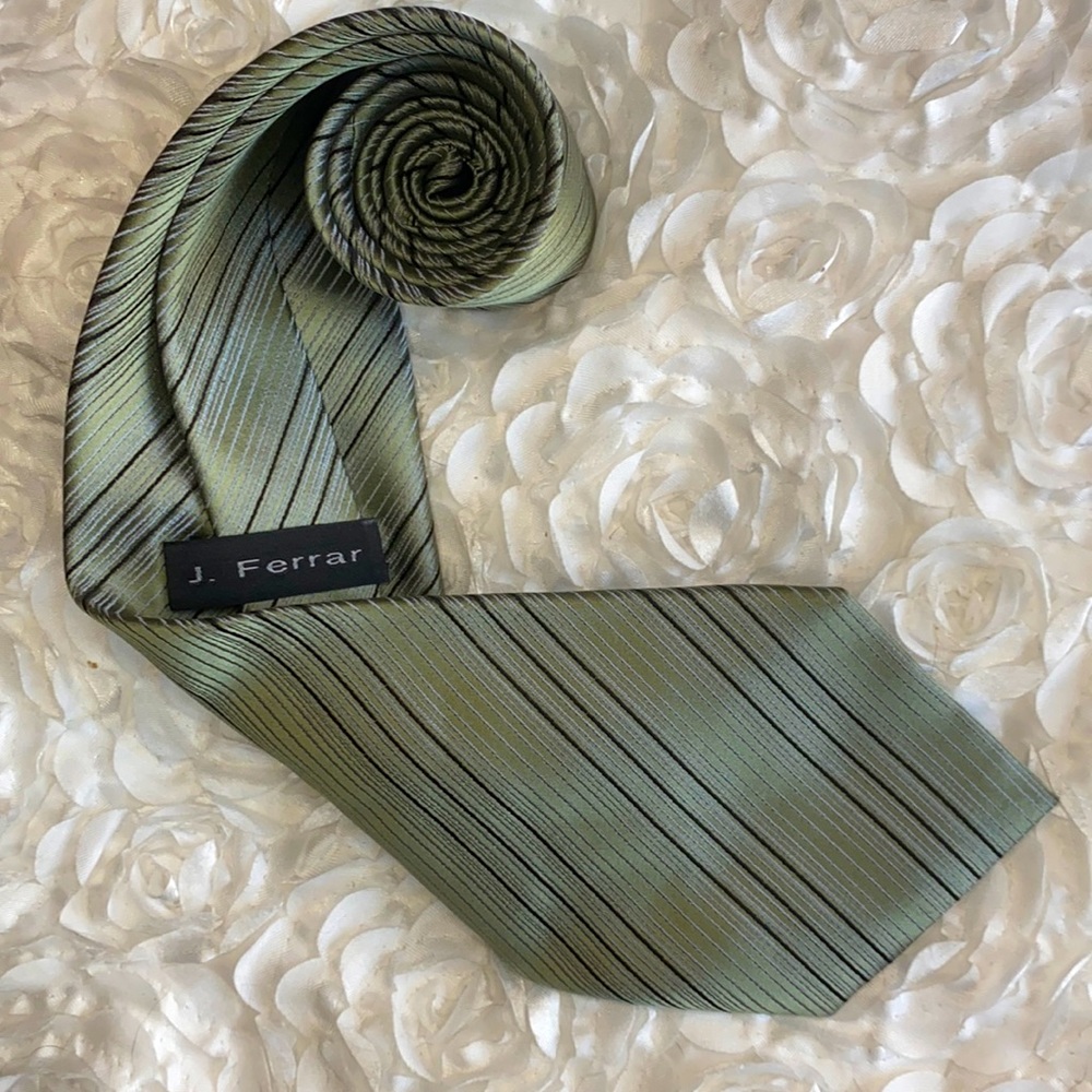 3/$30 New J. Ferrar silk tie